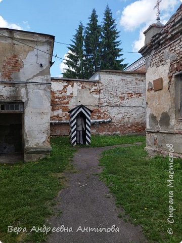 Входим внутрь двора Тюремного замка- вот такие старые обшарпанные стены, будка часового. Кстати, в будке и в самом здании тюрьмы манекены, НО они будто живые, от некоторых мы вздрагивали. (фото 3)