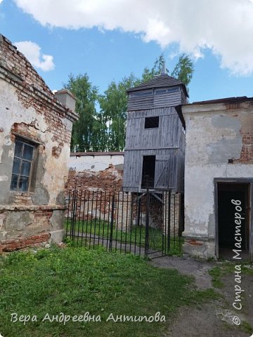 За металлическим забором двор для прогулок и расстрельная стена, и деревянная вышка часового. (фото 4)