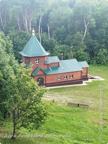 Вид от пещер с высоты на храм внизу.Сам храм весьма презентабелен и уютен. В нем проходят регулярные службы. Рядом - собственная колокольня.
В монастыре проживает три монаха, включая игумена Серафима и два насельника.

      По словам патриарха Алексия II монастырь – это жемчужина всего Пензенского края. Впрочем, весь этот неоглядный край наполнен отзвуками событий и подвигов столь стародавних, что не помнят их ни красавец-монастырь, ни таинственные Скановы пещеры. Здешняя земля зачарована легендами и каждый, кто приезжает сюда, попадает в волшебный мир русской истории.

 (фото 51)