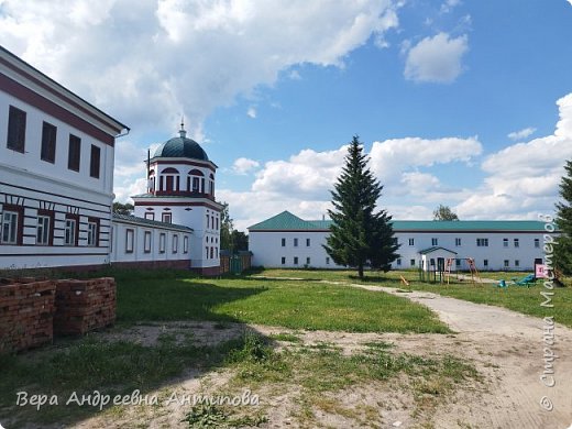 За территорией монастыре у стоянки есть детская площадка. (фото 67)