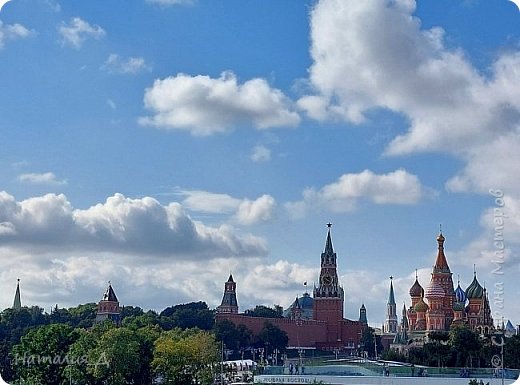 Вем доброго и плодотворного времени суток!
поскольку хвастать особенно нечем, выложу фотоотчет о прогулке по любимому городу....
прогулок этим летом, честно сказать, выходит мало и быстро, ибо много с весны пошло не так, как хотелось и  веселее от этого не становится....
но на этой неделе дважды повезло - первый раз гуляла гостей из Питера по Москве, а второй раз в уже прошедшую пятницу выбрались с мужем на ВДНХ, которому, кстати, в этом годе 85!
но выкладывать буду по порядку, фотографий бужет много!
вторничная прогулка по любимому маршруту: Китай-город с заходом на Красную площадь и в Зарядье, а в этот раз еще и в ГУМ на плаванье арбузов в центральном фонтане - Александровский сад - Старый Арбат - кусочек Бульварного кольца до Кропоткинской - мимо Храма Христа Спасителя по Патриаршему мосту и через Музеон к Октябрьской кольцевой....
по шагомеру примерно 17 км...
пошагали! (фото 1)