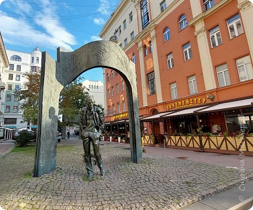 памятник Окуджаве, с моей точки зрения портретно-неудачный, но композиционно вполне (фото 6)