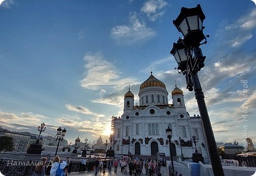 со стороны Кропоткинской Храм в сетке, пришлось фотографировать с Патриаршего моста (фото 8)