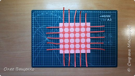 Обрезаю концы широких и узких диагональных лент по краю полотна.
Концы узких вертикальных и горизонтальных лент оставляю. (фото 15)