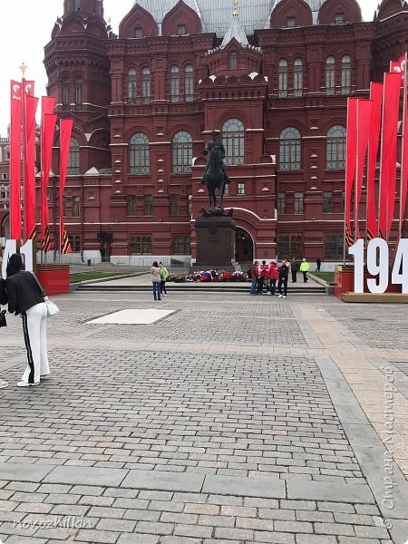 На Манежной площади расположено несколько музеев – Государственный исторический музей, Музей археологии Москвы и Центральный выставочный зал «Манеж» – а также различные памятники, скульптуры, фонтаны и т. д. (фото 18)