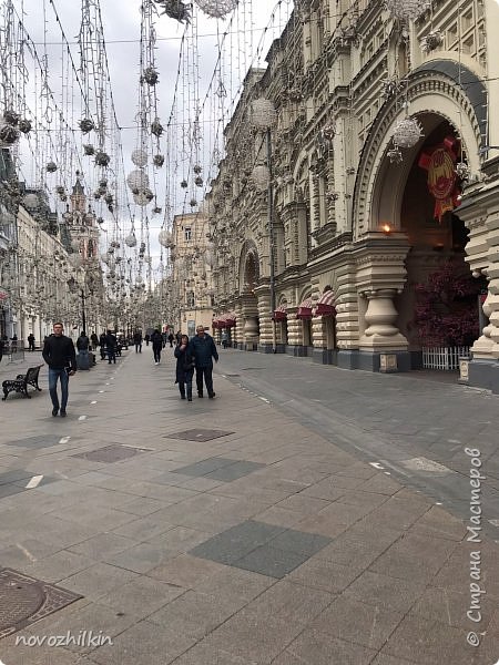 На фото справа ГУМ, в который я пошла чтобы согреться и перекусить (фото 27)