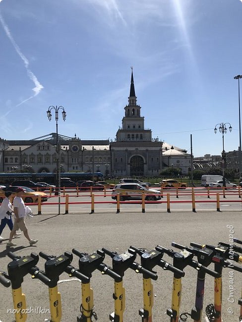  Так закончилась одна часть моей пешеходной прогулки, а я на метро поехала на Ленинградский вокзал (потому что оттуда отходит мой поезд), чтобы сдать сумку в багаж, гулять с «чемоданом» как-то не очень удобно. (фото 126)