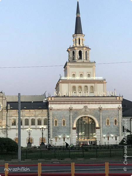  Ленинградский вокзал находится на Комсомольской площади, а рядом расположены еще два вокзала: Ярославский и Казанский, из-за этого она в народе называется «площадью трех вокзалов». (фото 127)