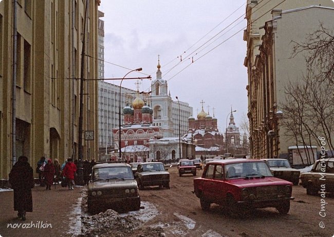 Первая попытка была еще в школьные годы – экскурсия на зимние каникулы 1989-1990 года.  Тяжелое время в стране: талонная система, развал всего и вся… И знакомство с Москвой получилось таким же, не очень приятным. Серая, пасмурная Москва, с грязной кашей снега под ногами, скучными экскурсиями… возможно мой возраст был не очень подходящим для таких экскурсий. Но все это на долгие годы отбило желание снова поехать туда. Увидела в интернете фотографию, которая полностью соответствует моему воспоминанию.  (фото 2)