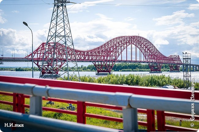    Едем домой, проезжаем мост «Красный дракон» в Ханты – Мансийске.  (фото 42)