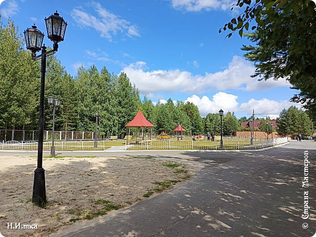     Уютный скверик  с беседками и лавочками. В тёплую погоду отдыхающие загорали на траве. (фото 8)