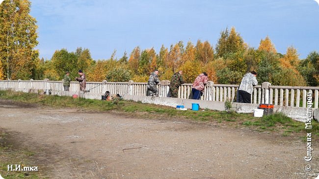    Стоят мужички на старом мосту, рыбачат. В  тот день было относительно тепло и солнечно. Бабье лето.  (фото 2)