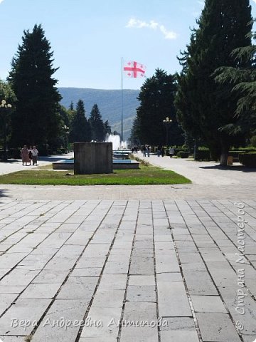 Напротив маленького домика Сталина находится парк с фонтанами. (фото 43)