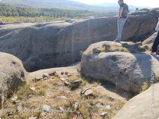 Между этих валунов тропа, ведущая вверх. (фото 21)