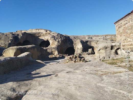 Рядом с церковью находятся руины бывшего языческого храма. (фото 63)