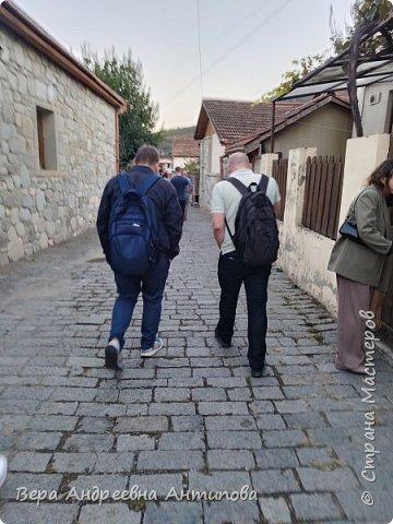 После Пещерного города мы перекусили в ресторане грузинской кухни- обед не входит в стоимость экскурсии- каждый заказывал себе то, что пожелал. И через полчаса поездки мы уже были в Мцхете, идем дворами к главной достопримечательности города. (фото 2)