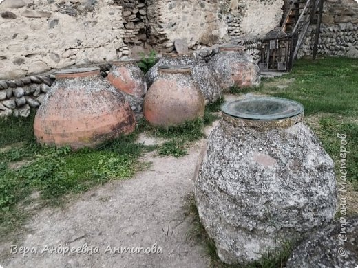 Старинные кувшины во дворе собора. (фото 18)