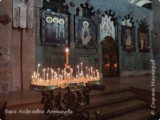 Алтарь и оригинальные подсвечники. (фото 37)