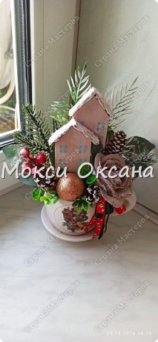 Первая композиция с домиками в керамическом кашпо.Домики выпилены из рейки.