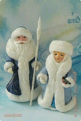 Доброго всем вечера! 
Совсем немного осталось до новогодних праздников! Хочется сказки, волшебства, как в далёком детстве... Помечтаем в ожидании чуда... 
Сегодня хочу показать Деда Мороза и Снегурочку. Они не очень высокие ( Дед М-17 см, а Снегурочка-13 см), но решила сделать их без подвеса, пусть стоят под ёлочкой. 