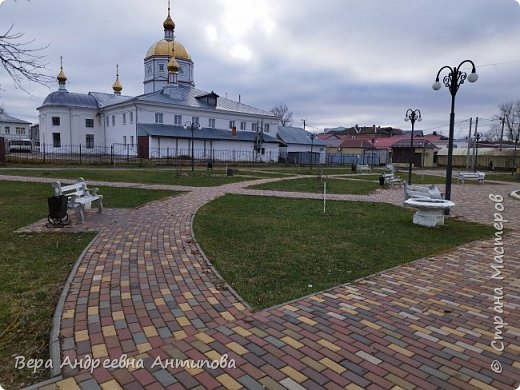  «Поляна сказок» в Судогде — это городской сквер, расположенный в центре города, на площади Свободы, рядом с Екатерининским собором и городской гостиницей. Парк был разбит ещё во времена СССР, но долгие годы местность была необустроенной.  Несколько лет назад парк реконструировали: проложили дорожки, в центре установили клумбу и резные фигуры персонажей русских сказок. 

Зимой в сквере устанавливают ёлку и устраивают представления для детей. Также здесь проводят различные мероприятия: детские семейные праздники, пасхальные фестивали, Масленицу, музыкальные вечера и другие. 
В прошлом году пришлось горожанам спилить старые деревья, какая болезнь одолела их. Теперь в парке посажены молодые деревца. (фото 3)