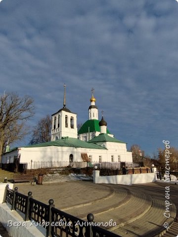 Всем доброго дня! А мы с подругой продолжаем путешествие по Владимиру, идем мимо Спасо- Преображенского храма.