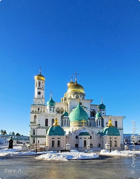 "...       копия Святой Земли под Москвой, чтобы любой верующий смог побывать на ней. Люди приезжают поклониться копии Гроба Господня, гуляют по Гефсиманскому саду и спускаются к реке Иордан (Истре). (фото 12)