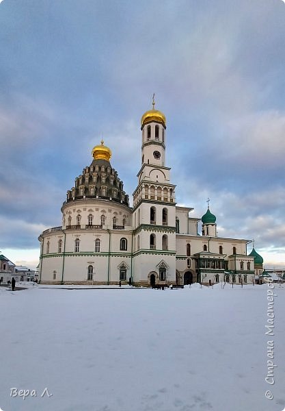 В 1921 году монастырь был закрыт...
Во время немецкой оккупации в 1941 году  фашисты взорвали часть собора, территорию монастыря заминировали. 
Первые восстановительные работы в монастыре начались в 1947 году, они велись и в 1960-80-х годах.  (фото 13)