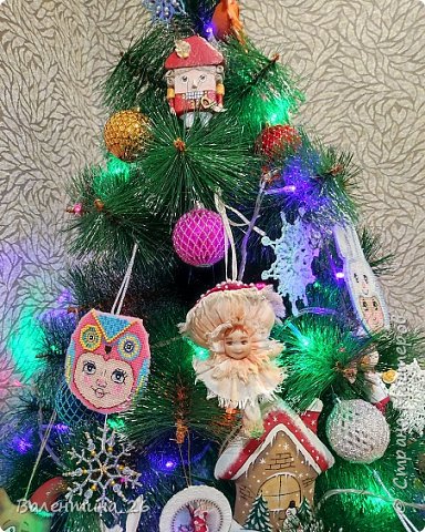 Вы посмотрите - какая красота! Игрушечки Светы Пион, Лены Рукоделочки, Светланки, Оли Поткиной, Наташи Natali50, снежинки Светы Фиалкиной! А как празднично сверкают бисерные шары Саши Гридасик! Девочки, спасибо вам огромное! (фото 67)