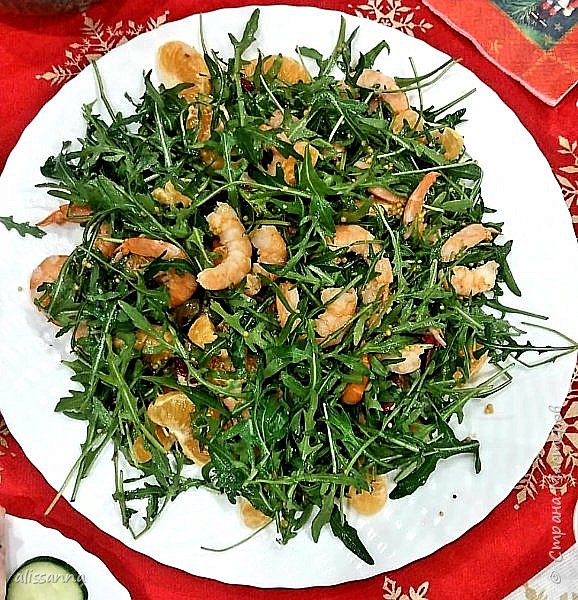 Доброе время суток, жители Страны...вот такое вкусное "Чудо" у нас получилось. Со стола ушел первым...)
Приготовление :
1. Мандарины 2-3 шт
2. Креветки сколько не жалко....))) смотрим по мандаринам, надо, чтобы креветок было чуть-чуть меньше ,но не намного.
3. Листья салата ( можно брать микс салатов с руколой), я брала только руколу ( она вкус даёт ),
4. Сыр любой на тёрке мелкой, где-то грамм 70 примерно.
5. Заправка :
горчица ( я взяла зернистую сладкую, с ней вкуснее ) 3 ч ложки ,
лимонный сок - пару столовых ложек ,
масло подсолнечное, можно оливковое, если есть, тоже пару ложек ,
солить не надо!!!
Приятного аппетита!!!