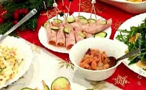Рулетики из ветчины с начинкой из корейской моркови и сыра.
Рядом в пиалке мидии в томате с овощами (покупные). (фото 2)