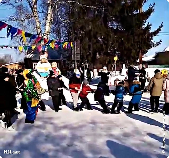    Взрослые и дети  упирались в землю ногами и, обливаясь пОтом, изо всех сил тянули канат обеими руками.  (фото 5)