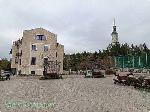 С левой стороны парка находятся несколько музеев, вход туда платный. В сам парк вход свободный. Залы "Хронограф Златоуста", "Оружейная мастерская" и зал "Созвездие самоцветов" все они находятся рядом. Здесь можно увидеть коллекции уральских минералов и оружия, экспозиции, знакомящие с развитием традиционных ремесел. (фото 57)