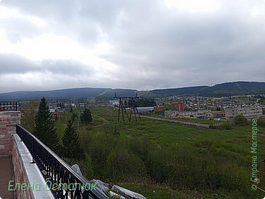 А по диагонали на смотровой площадке расположены лавочки, откуда можно полюбоваться городом и горной природой вокруг. (фото 54)
