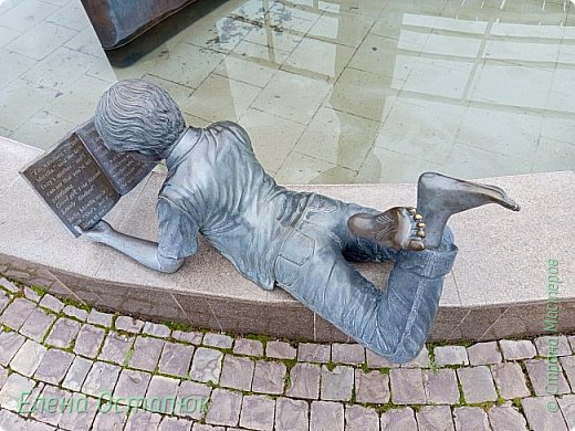 А рядом с фонтаном символично располагаются скульптуры читающих девушек, юношей и детей. (фото 33)