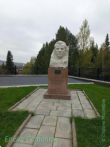 Доброго времени суток, жители и гости Страны.
Рядом с башней находится горный парк имени П.П. Бажова. Расположена данная достопримечательность в поселке Красная Горка.
В верхней части парка памятник первому космонавту Ю.А. Гагарину (фото 1)