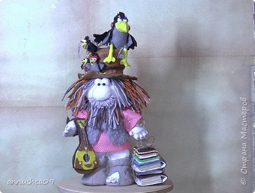 Ссылка на Дзен: https://dzen.ru/id/66e79ffe3935467bb207a754
Ссылка на Рута: https://rutube.ru/channel/39342353/videos/
Ссылка на ВК: https://vk.com/id228551468
Ссылка на Ютюб: https://www.youtube.com/@annushca09/videos
Всем доброго времени суток меня зовут Анна и вы на моем канале «Мастерская чудеса из Фома» рада, что заглянули ко мне на огонек. В сегодняшнем видео сделаю обзор на новый набор от фирмы Перловка серия Домовенок и компания Бабайка. Начну шить куклу с туловища, головы и рук.
Материалы и инструменты: Фетр для головы и туловища. Ткань хлопок для штанов и рубашки. Флис. Синтепон. Дублерин. Мех для жилетки. Пряжа для волос. Нитки мулине. Нитки швейные №40. Бусины деревянные для глаз. Бисер для глаз птиц и Бабайки. Джут. Фом толщиной 2мм. Пастель. Картон. Ножницы. Иголка.
 (фото 1)