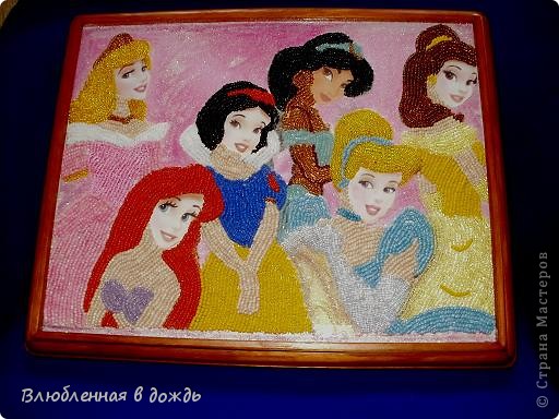 ПРИНЦЕССА
Я — принцесса, значит, первая красавица,
И никто не может быть меня милей.
Ежедневно прогонять мне очень нравится
За ворота всех влюбленных королей.
Ни один не рассмешил меня, как велено,
Ни один не смог загадок разгадать.
И напрасно царство надвое поделено —
Еще некому полцарства отдавать.
На горошине уснуть и не подумаю —
От нее болят неделю все бока!
А о принце я спрошу звезду мою —
Она знает, хоть и очень далека.
У меня пятьсот нарядов ненадеванных,
И сундук наполнен златом-серебром.
И из всех на свете дочек избалованных
Лучше всех я и приданым, и лицом.
Так что принц мне нужен самый потрясающий,
Остроумный, невозможной красоты,
Пользу развлечений понимающий
И умеющий завязывать банты.
В Новый год, бывает, чудеса случаются,
Вот и я большого чуда очень жду.
Пусть начнется и потом уж не кончается
В самом новом, самом радостном году! (Г.Загребина) (фото 5)