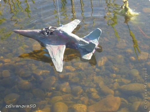 Вооружение Су-33 включает встроенную пушку, противокорабельную ракету "Москит"(размещена на подфюзеляжном узле), а также ракеты класса воздух-воздух, размещаемые на внешней подвеске. Самолет оснащен мощным прицельным комплексом, состоящим из радиолокационной станции и оптико-локационной системы, позволяющей атаковать самолет противника в режиме полного радиомолчания. (фото 6)