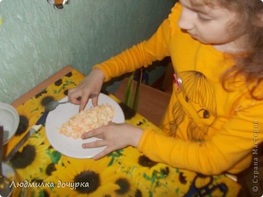 Превращается салат
В початок кукурузный,
Начинается дизайн,
Процесс не очень трудный.
Мама шепчет рядом:
"Пальцами не лезь"
Что же оближу я?
Мама, мне ответь! (фото 8)