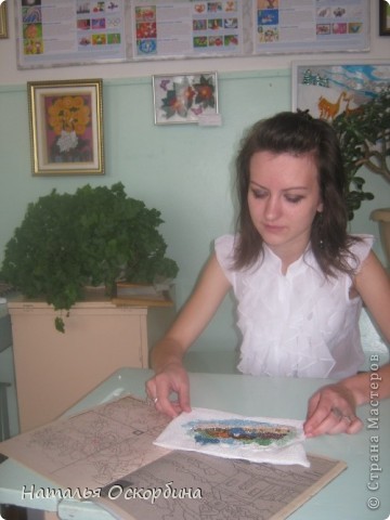 Я с удовольствием просматриваю современные журналы, но все же люблю рисовать сама: это пейзажи о родном крае, дорогие сердцу воспоминания детства и конечно любимое село, где я родилась и выросла.
Картина "Деревенька моя" выпонена в технике "вышивка бисером" (фото 2)