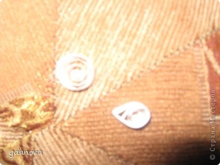 Полоску из бумаги скручиваем в спираль, с одной стороны заминаем край, чтоб получилась капелька. (фото 8)