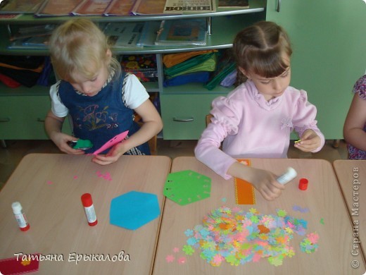 Часть заготовок была приготовлена детьми заранее, часть вырезали с помощью фигурных дыроколов дополнительно. (фото 5)