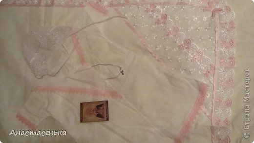 По традиции, крестик покупает крестный отец. Нательный крест помогает переносить болезни и невзгоды, укрепляет дух, защищает от злых и в трудных обстоятельствах. Крест для верующего человека – самая большая святыня. В него вложена молитвенная мощь и боль миллионов тех, кто жил до нас и будет жить после нас. Это символ искупления человечества за свой грех перед Богом.
По церковному обычаю, крестная мать покупает крыжму или "ризку". Это специальная ткань, или просто полотенце, в которое ребенка заворачивают, когда вынимают из купели. Кроме этого, крестная дарит крестильную рубашку и чепчик с кружевами и ленточками. Крестильную рубашку хранят всю жизнь. Рубашка представляет собой простое беленькое платьице с длинными рукавами и вышитым крестиком между лопатками.Полотенце, по обычаю, не стирают после крещения ребенка, а используют, если ребенок заболел.
Интересным и, безусловно, духовным подарком на крещение ребенка в старину была мерная икона, Покровительница малыша. Такую икону писали на специальной доске в рост ребенка. Часто ее ставили у кровати ребенка, таким образом, он с детства духовно общался со своим Покровителем. Принято дарить также детские Библии, Евангелие, духовные книги. (фото 3)
