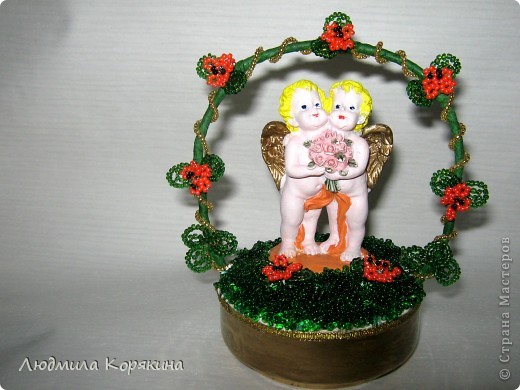 2 августа(дата для 2012 года) в Индии празднуется Ракша-бандан или, как его чаще называют, Ракхи.
Ракша-бандан имеет огромное значение для братьев и сестер. Главный ритуал праздника состоит из завязывания освященного шнурка «ракхи» на запястье брата. Этим сестра желает благополучия и процветания ее брату, брат же клянется защищать ее от всех бед и помогать во всех проблемах.
Здравствуйте! Меня зовут Никита. Я хочу рассказать немного о себе и о своей поделке. Мне 8 лет. Я очень веселый и вредный мальчик. В будущем я хочу стать змееловом. Я очень много знаю про животных, участвую в разных олимпиадах. У меня есть сестра Настя. Она старше меня на 7 лет. Настя тоже очень любит животных, поэтому идет учиться на ветеринара. С ней мы и решили порадовать маму и себя этой поделкой. На ней изображены два ангела. По словам мамы - это я и моя сестра. Вот я поделился с вами небольшим рассказом о себе и своей семье.
(фото 1)