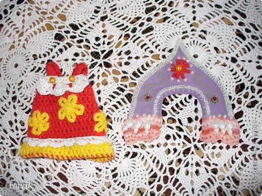 Сарафанчик вязала крючком. Кокошник сделала из картона, обшила тканью, украсила вышивкой и бисером. (фото 2)