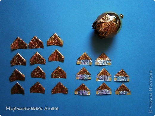 Сначала сложим 64 модуля. Размер прямоугольника – 3 на 4 сантиметра. К нижней части модуля приклеим двусторонний скотч. Шарик расчертим на 8 секторов. (фото 3)