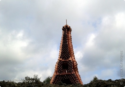 Эйфелева башня (Tour Eiffel) — самая узнаваемая архитектурная достопримечательность Парижа, всемирно известная как символ Франции, названная в честь своего конструктора Густава Эйфеля и являющаяся местом паломничества туристов. Сам конструктор называл её просто — 300-метровой башней.

В 2006 году на башне побывало 6 719 200 человек, а за всю её историю — свыше 250 миллионов человек, что делает башню самой посещаемой достопримечательностью мира. Этот символ Парижа задумывался как временное сооружение — башня служила входной аркой парижской Всемирной выставки 1889 года. От планировавшегося через 20 лет после выставки сноса башню спасли радиоантенны, установленные на самом верху, — это была эпоха внедрения радио.
 (фото 3)