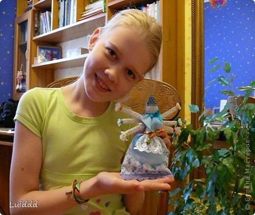 Повязала повойник на голову, сверху надела платок (его концы не завязывают, а красиво укладывают на плечи куклы и прихватывают ниткой). Подвязала куколке передник нарядным поясом. Когда сфотографировалась, вспомнила еще об одном важном моменте, к поясу обязательно подвязывают узелок с монеткой и зернышком, что я потом и сделала. (фото 6)
