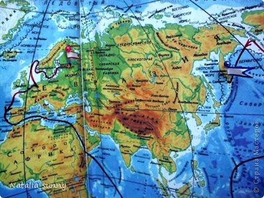 Капитан Врунгель решает тряхнуть стариной и пойти в «спортивный кругосветный поход» на сорокафутовой парусной яхте с громким названием "Победа". Но, как мы все знаем, первые две буквы отрываются при отплытии, отчего яхту далее приходится именовать не иначе, как "Беда".
Мне пришла мысль наглядно представить маршрут, пройденный капитаном Врунгелем, на карте мира. Я стала перечитывать книгу и наносить географические названия на распечатку карту. Яхта отплыла предположительно из Ленинграда (В тексте романа не упоминается название порта отправления. Первое упоминание географических объектов - проливы Зунд, Каттегат и Скагеррак, через которые «Беда» проходит в самом начале путешествия. Из этого становится ясно, что путешествие Врунгеля началось в Балтийском море. Во время написания романа практически единственным балтийским советским портом был Ленинград http://ru.wikipedia.org/wiki/
Ленинград отметила на карте красно-белым флажком.
После череды очень смешных и невероятных приключений, путешествие заканчивается на Камчатке, в городе Петропавловск-Камчатский (синий флажок). Маршрут получился крайне интересным и запутанным. (фото 3)